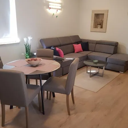 Mit Schwimmbad Apartman *